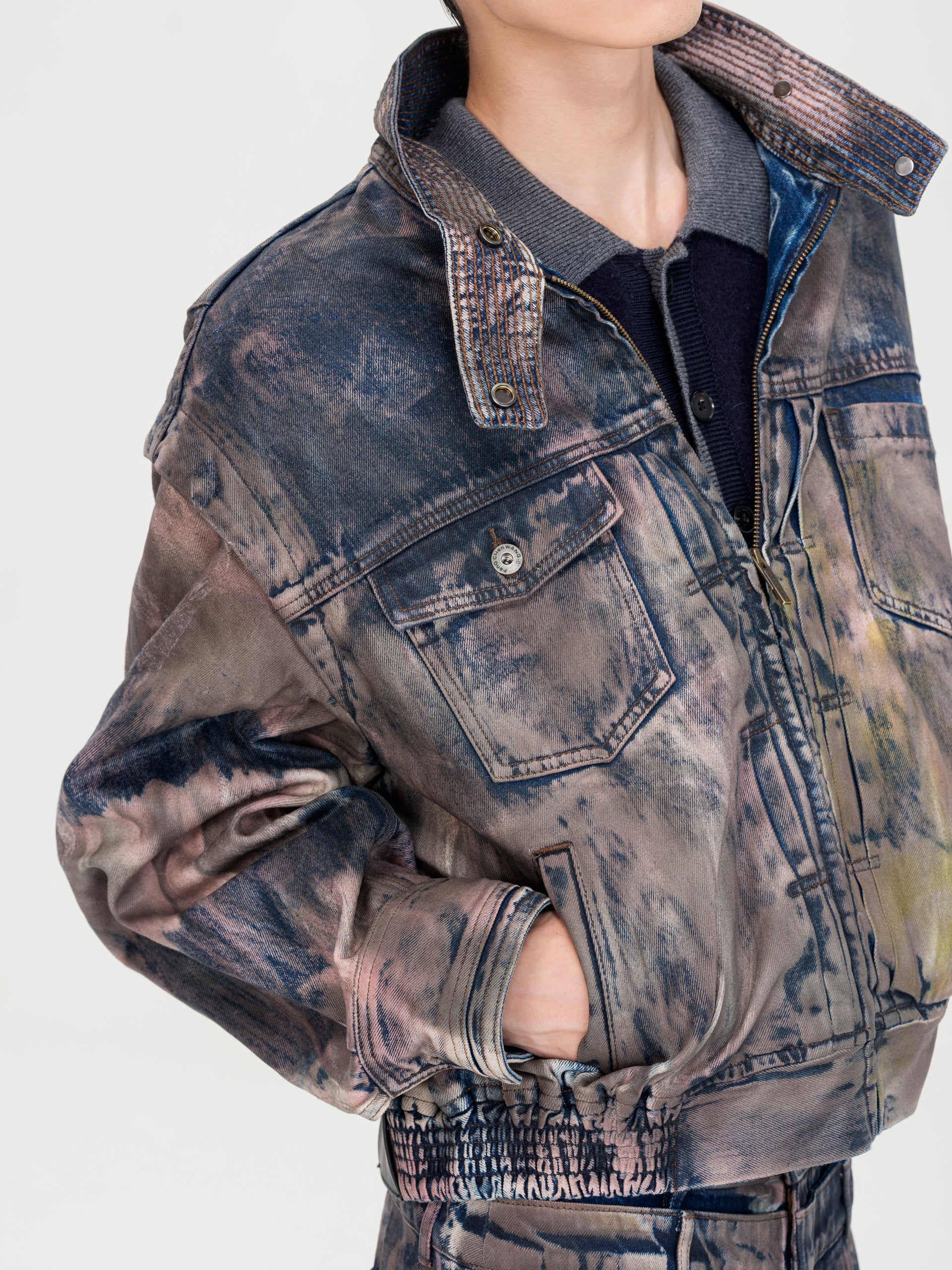 BROWN ARTISTICALLY TIE-DYED COATED DENIM STAND-COLLAR JACKET