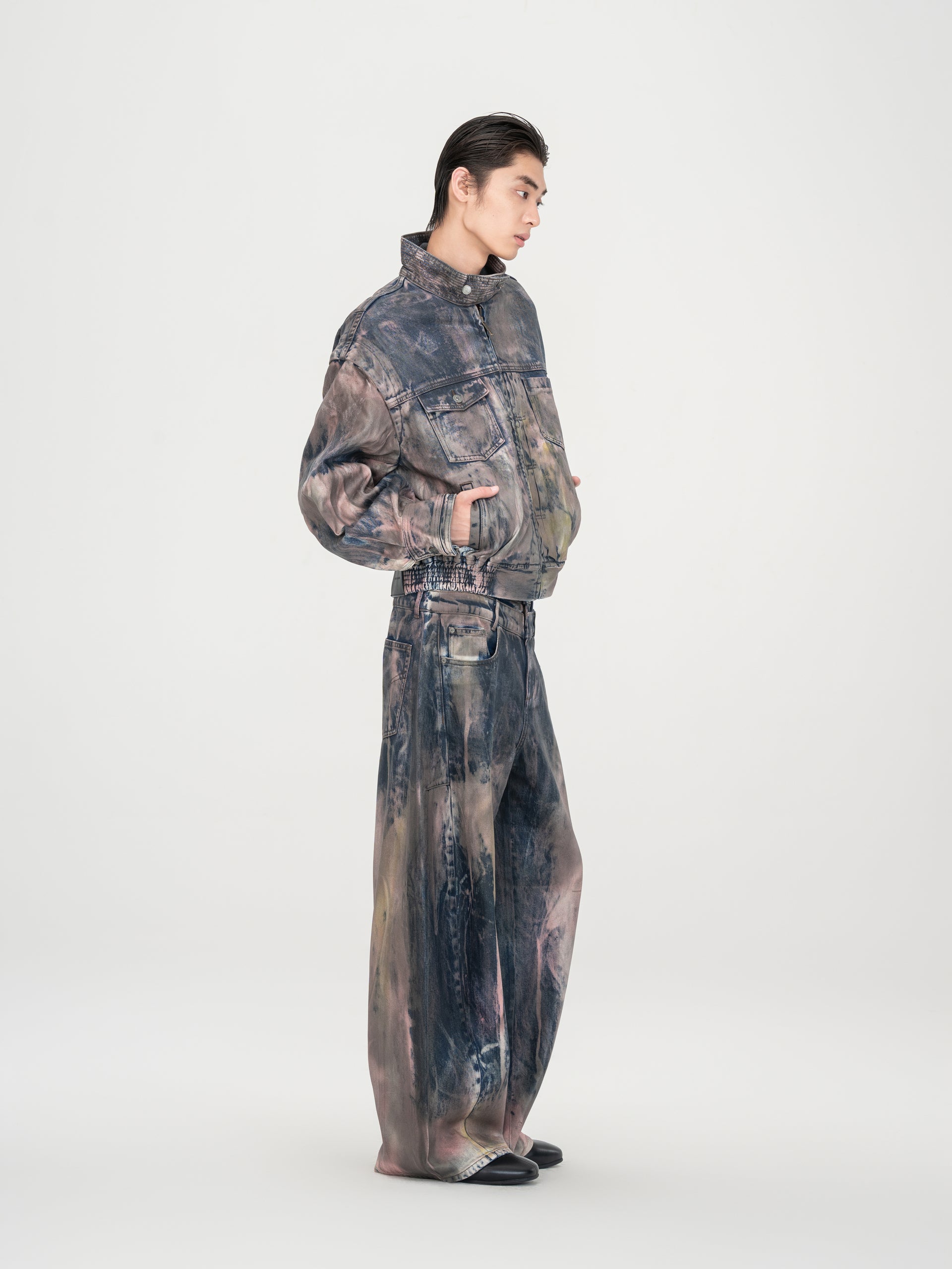 BROWN ARTISTICALLY TIE-DYED COATED DENIM STAND-COLLAR JACKET